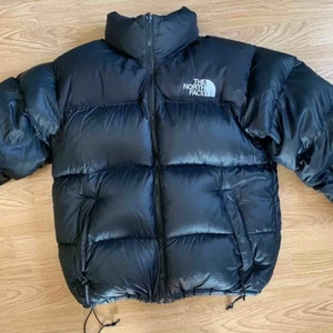 Northface jacka - Laddar upp igen pga oseriösaköpare :/, FRAKT ÄR GRATIS VID SNABBAFFÄR.Den är i nyskick 😄 originalpris: 3099kr har mest använt min andra jacka. Den är i S. Hoppas någon annan har bättre användning av den 💗.  köp direkt för 2000 