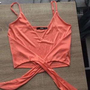 Bikbok topp strl XS/S - Jätte fin topp från BikBok inte använt, silkig och bekväm och har lite stretch. Man kan knyta den fram eller ta snörena och knyta där bak. Den är i ny skick❤️ om du vill köpa de så står du för frakt och om du har frågor eller vill ha fler bilder kan du kontakta mig privat❤️