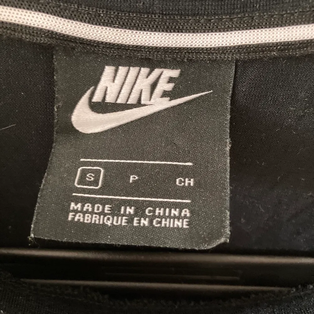 En svart Nike tröja som är croppad i storlek S oanvänd. T-shirts.