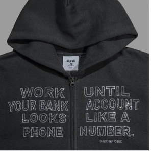 One of one hoodie - Jag säljer en limited edition kofta, från one of one. Använd fåtal gånger. Den är helt slutsåld överallt. Jätte bra kvalitet och den är i bra skick. Unisex så både killar och tjejer kan ha den. 