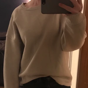 Owerzised sweatshirt,Zara - Säljer min beiga/sandfärgade sweatshirt då den är lite stor för mig🤎 Den är i storlek S och använd ett fåtal gånger utan några defekter. 150kr+frakt🤎