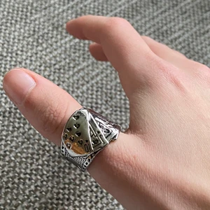 Poker ring  - En snygg ring i motivet poker. Passar till det mesta. En aning för stor för mig därav säljes. 20 mm i diameter. I fint skick. Köp nu!