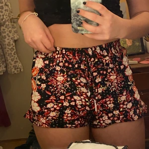 Sommar shorts - Söta blommiga shorts för sommaren. Gillade inte hur dem sitter på mig men dom är galet bekväma och perfekta för en varm dag!