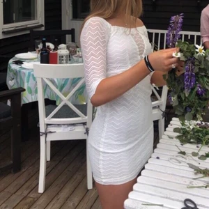 Klänning - Superfin och skön klänning från Bubbleroom. Använd en gång, men finns missfärgningar av smink inuti (syns dock inte när man har på sig den)🌸