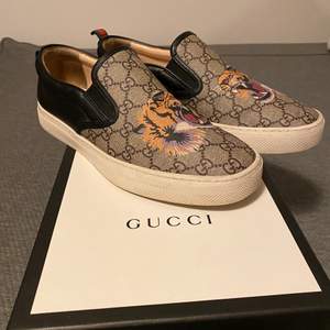 Säljer här dessa sneakers från Gucci i mycket bra skick! Kommer med låda. Passar som vanliga 42or.                                  Dessa skorna kan du ha till allt året om. 