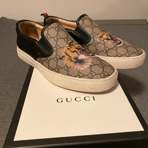 Gucci Canvas Sneakers Tiger - Säljer här dessa sneakers från Gucci i mycket bra skick! Kommer med låda. Passar som vanliga 42or.                                  Dessa skorna kan du ha till allt året om. 