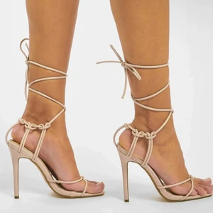 Beiga klackskor stl 38 - Säljer dessa klackar från missguided, klackarna är använda 1 gång och är i mycket bra skick