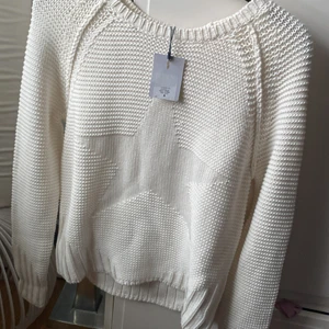 Stickad tröja  - Säljer min helt oanvända stickade tröja med en stjärna på! Lappen sitter till och med kvar, strl s!🤍 köptes för 599kr. 