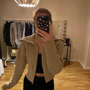 Stickad tröja  - Jättefin och skön stickad tröja från Gina Tricot, kommer tyvärr inte till användning längre.