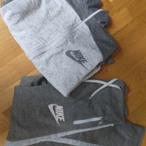 Nike mjukisset - Nike grått mjukisset. -köpare står för frakten. -står inte för postens slarv. -kan bara skickas. Vid intresse av fler köp så kan priset diskuteras. Välj vad du vill ge så godkänner jag.