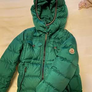 Säljer denna gröna moncler jacka som jag köpte på instagram men tyvärr inte riktigt var min stil. Det är barnstorlek men passar en xs, en lagning på ryggen som ni kan se på sista bilden!