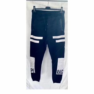 Mjukisbyxor/ softpants - Bershka mjukisbyxor med tryck ”HOPE” ”RAGE” nertill. Herrmodell storlek S (jag är 23år, tjej på 172cm som har haft dem)