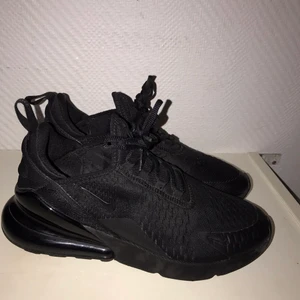 270 skor - Köpta i januari använd ett par gånger annars ser ut som nya.