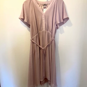 Klänning  - Helt ny