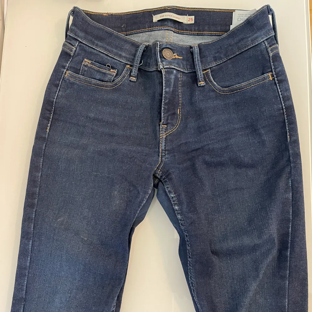 Ett par frächa levis jeans som är lågmidjade, säljer dom eftersom jag inte kan ha längre. Dom är i jeans storlekarna W25 L30, skulle säga att dom passar xs/s. Dom är inte använda as mycket så att dom är inte speciellt slitna, väldigt fint skick. Nypris 1100kr, Pris kan diskuteras!!. Jeans & Byxor.
