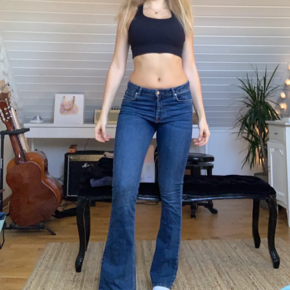 Superfina mid/low waist bootcut jeans. Storlek M, passar bra på mig som brukar ha 36-38 i jeans💖. Jeans & Byxor.