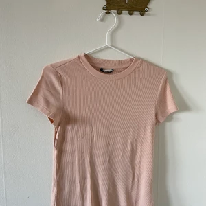 Ribbad topp Monki  - Ribbad topp t-shirt i gammalrosa från Monki. 