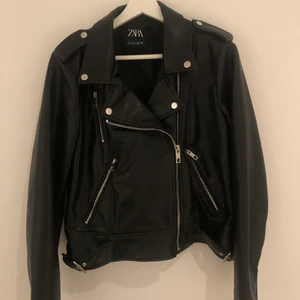 Skinnjacka  - Skinnjacka från ZARA nästan helt ny ! Str L men sitter som en S ✨😊