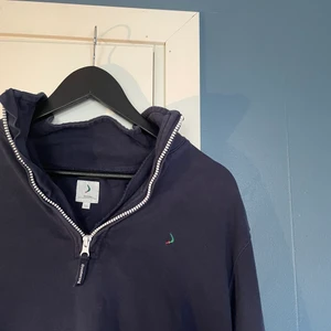 Boomerang Zip-tröja  - Boomerang Zip från 90-talet, välanvänd men inga defekter förutom det lilla, lilla uppskavda tyget på bild 3. Hör gärna av dig för mer info! Storlek XL men sitter som en M/L på mig som är 184! 