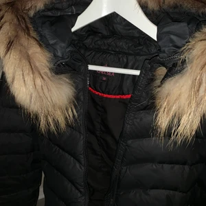 Chelsea jacka storlek 38 - Säljer min Chelsea jacka då jag ej har användning av den längre, den är iprencip som ny och har bara hängt i min garderob. Den har en jätte fin päls och är i storlek 38 men passar även 36. 