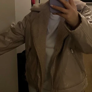 Bikerjacka - Super fin bikerjacka ifrån HM❤️❤️ aldrig använt den passar bra till vintern. Den är i storlek L men sitter toppen på mig som är M/S💓