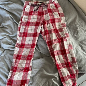Pyjamasbyxor  - Jätte fina och sköna pjamasbyxor! Säljer pga dem är för små, bra skick andvända några gånger. Köp för 116 kr frakten inräknad❣️