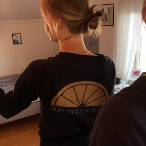 Acqua Limone Sweatshirt  - Tröja från Acqua Limone som inte kommer till användning längre. Den är i strl XXS men passar även mig som vanligtvis är en S. Den är väl använd men har inga slitningar.           Skriv för mer bilder!