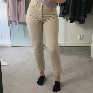 Jättefina jeans  - Säljer mina väldigt fina beiga jeans då jag tyvärr växt ur dom. Köpta på Gina för ca ett år sedan så finns ej kvar i butik. Sparsamt använda och är så gott som nya i skicket. Köparen står för frakt.