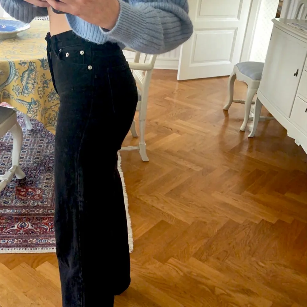 Svart tvättade jeans i storlek 24, small midja och bra i längden för en tjej på 160 cm. Bra skick, original pris 499. Jeans & Byxor.