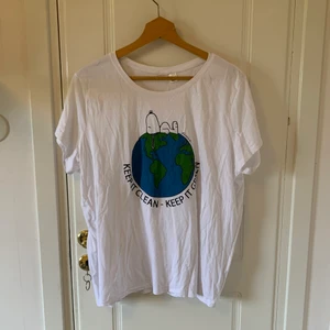 Snobben T-shirt strl L/XL - En helt oanvänd T-shirt i storlek L/XL. Betalning endast med Swish. Jag står inte för frakt eller postens slarv🥰
