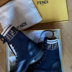 Fendi rokoko boots - Använda ett fåtal gånger, låda och dustbags finns. Köpta på Nathalie schuterman, nypris 9 k. Skickar givetvis fler bilder vid intresse🥰