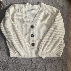 Kofta - Säljer denna stickade kofta med knappar. Det står att den är 8-10 år i stl men sitter som en xs. Köpare står för frakt