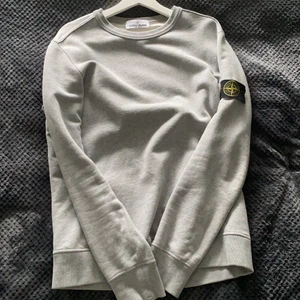 Stone island sweatshirt - Tjena! Säljer min stone island sweatshirt då jag tröttnat på märket. Använd några få gånger, skick 9/10, storlek medium. Den är givetvis äkta. 