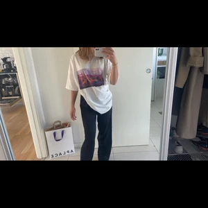 t-shirt med tryck - säljer denna oversized  t-shirt från shein pga kommer inte till användning. kom privat vid frågor & fler bilder!! 
