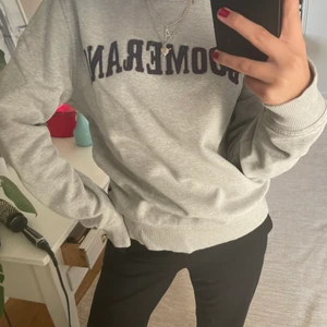 Collegetröja  - Så fin tröja från boomerang, jättebra skick nästan oanvänd. Storlek s