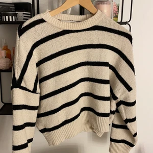 Randig stickad tröja - Trendig randig tröja som är köpt på plick men är ifrån pull and bear, den är i fint skick❤️                          Köparen står för frakten, skriv privat om ni är intresserade🤍🤍BUDA I KOMMENTARERNA
