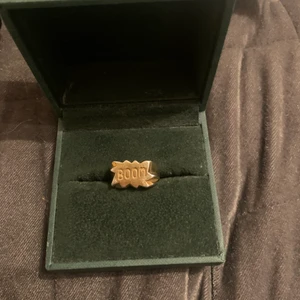 Maria Nilsdotter ring  - Jag säljer nu min Boom ring från  Maria Nilsdotter. Av den anledningen att den tyvärr inte kommer till någon användning längre. Ringen är i gott skick, lite guld har åkt bort men inte mycket. Det går även att gå till butiken och be dem fräscha upp ringen. Hör av er kring frågor! :) kartong samt påse medkommer! 🥰
