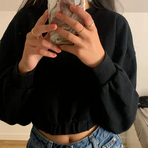 Zara tjocktröja - En snygg tröja ifrån zara med en typ ett gummi band längst ner så tröjan blir mer cropped i storlek S💘✨