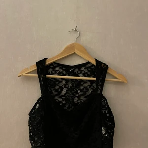 Spets topp - Stoets topp från Gina tricot, framtill så är det en täckande del där de är svart tyg bakom men baktill är hela spets. Aldrig använd.