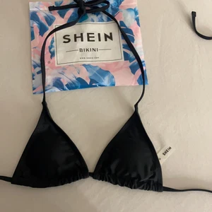 Bikini topp - Bikini topp köpt från Shein, storlek är M men skulle säga att det är mer som en XS. Bara testad på 1 gång, säljer för att den va för liten. 