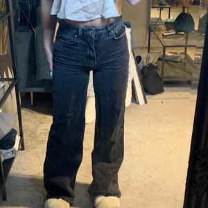 Jeans - Ett par jätte fina mörkgråa jeans ifrån gina tricot säljs då det ej kommer till andvändning längre bra sick