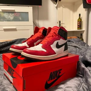 Satin snakes - Aj1 High satin snake. Välanvända. INGA skosnören finns kvar. 1000kr+ frakt. Storlek WMNS8,5 men passar mig ok som har 41-42. Fler frågor? Hmu. NYTT PRIS: 700kr frakt inkl. 
