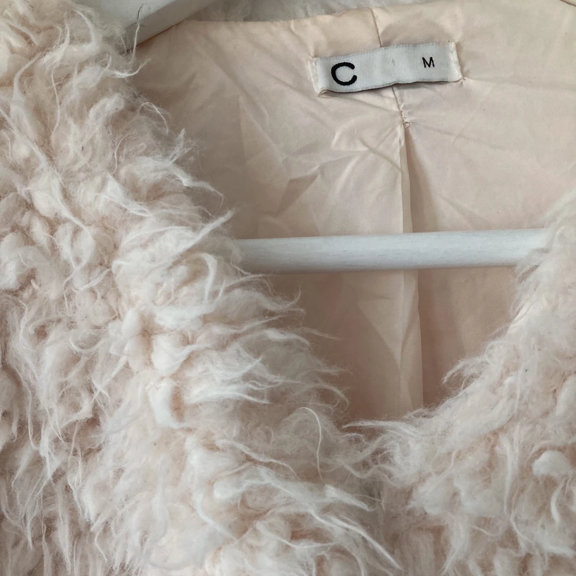 Fluffig cremefärgad jacka stl M, Cubus. - 90