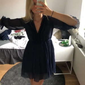 Blå prickig klänning Zara - Blå prickig klänning från Zara!!