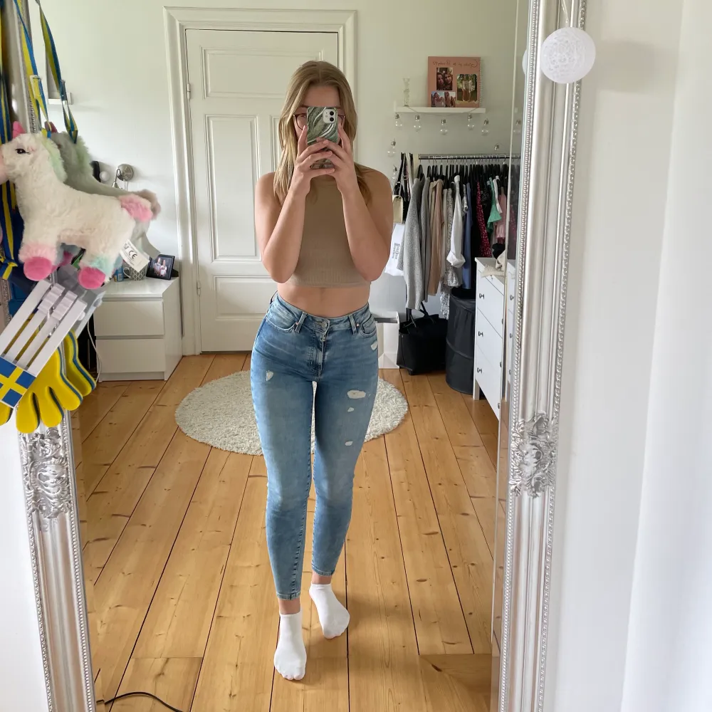 Blåa jeans med slitningar från bikbok, modellen peachy high, strl S. Passar mig som är 168 cm. Använda fåtal gånger så i väldigt fint skick! 150kr, betalning sker via Swish. Köpare betalar frakt ⚡️⚡️. Jeans & Byxor.