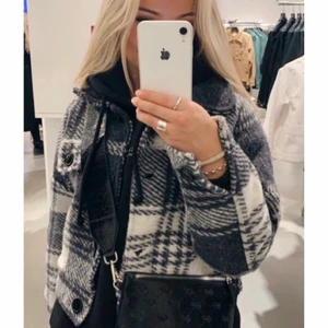 Höstjacka  - Superfin höstig jacka köpt från design by si💕 säljs inte längre🌸 nyskick! Strl one size skulle säga passar alltifrån xxs-s