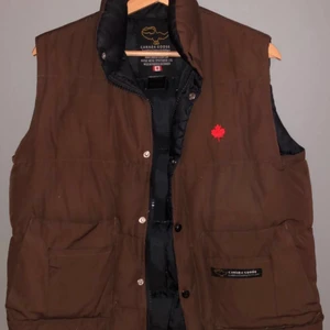 Canada goose väst - Säljer min bruna canada goose väst då den ej passar. Den är dam medium storlek men passar även herr om du har storlek S. Kan mötas i innerstan