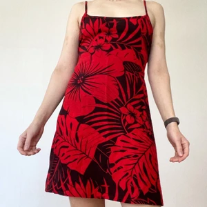 Mönstrad klänning - Litet hål långt ned framtill som knappt syns.