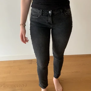 Jeans mango - Ett par favoriter! Svarta jeans med nitar. Supersköna och såå snygga. Har för många lika så måste göra mig av med dessa.