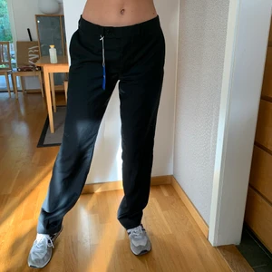 Batistini kostymbyxor strl 33/34 - Ett par väldigt sköna och snygga lågmidjade kostymbyxor i mycket bra skick. Köpta från sellpy secondhand men passade inte mig i storleken så har aldrig använts. Står som storlek 33/34 men passar för en person som har S. Personen på bilden är 175 cm lång och bär vanligtvis strl xs men för henne är de för stora men väldigt bra längd. Köparen står för frakt💫 Skriv om du har några frågor!